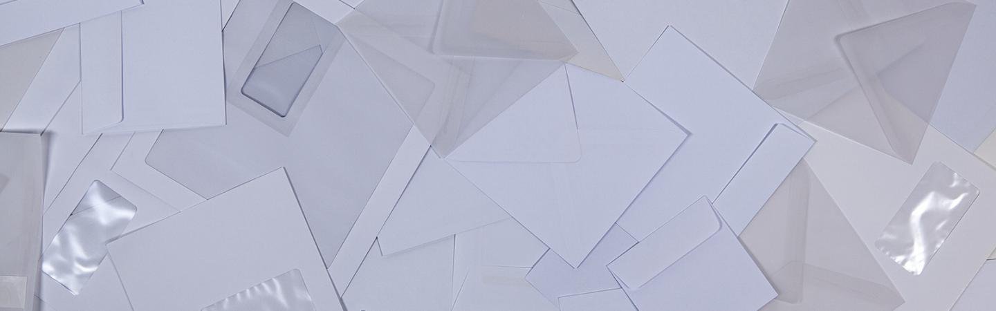 Quadratische weiße Briefumschläge